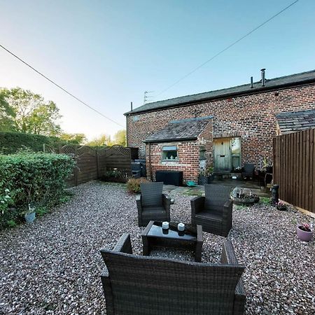 The Old Mill Barn With Hot Tub And Private Use Of Heated Pool Villa Wirral Exterior photo