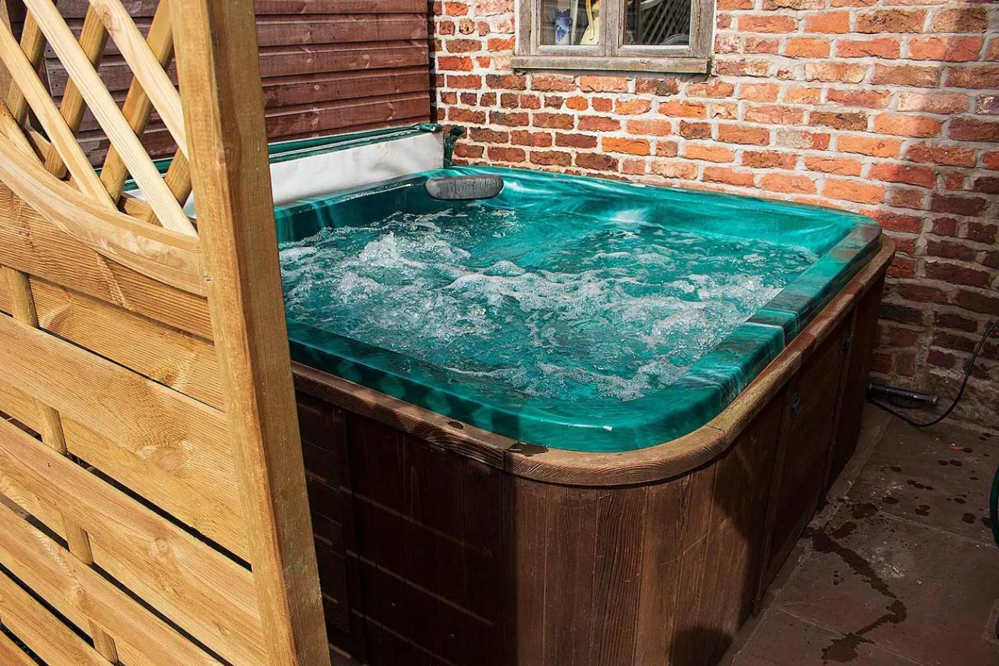The Old Mill Barn With Hot Tub And Private Use Of Heated Pool Villa Wirral Exterior photo