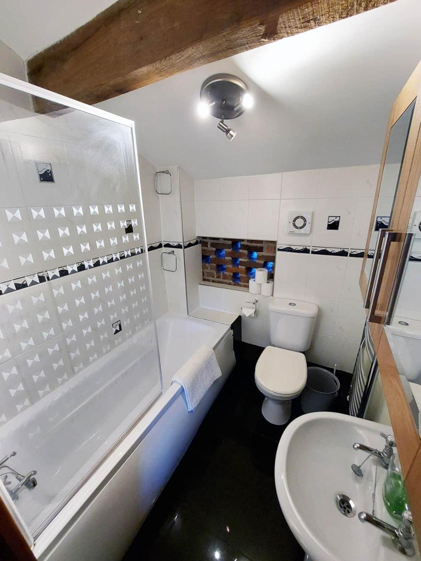 The Old Mill Barn With Hot Tub And Private Use Of Heated Pool Villa Wirral Exterior photo