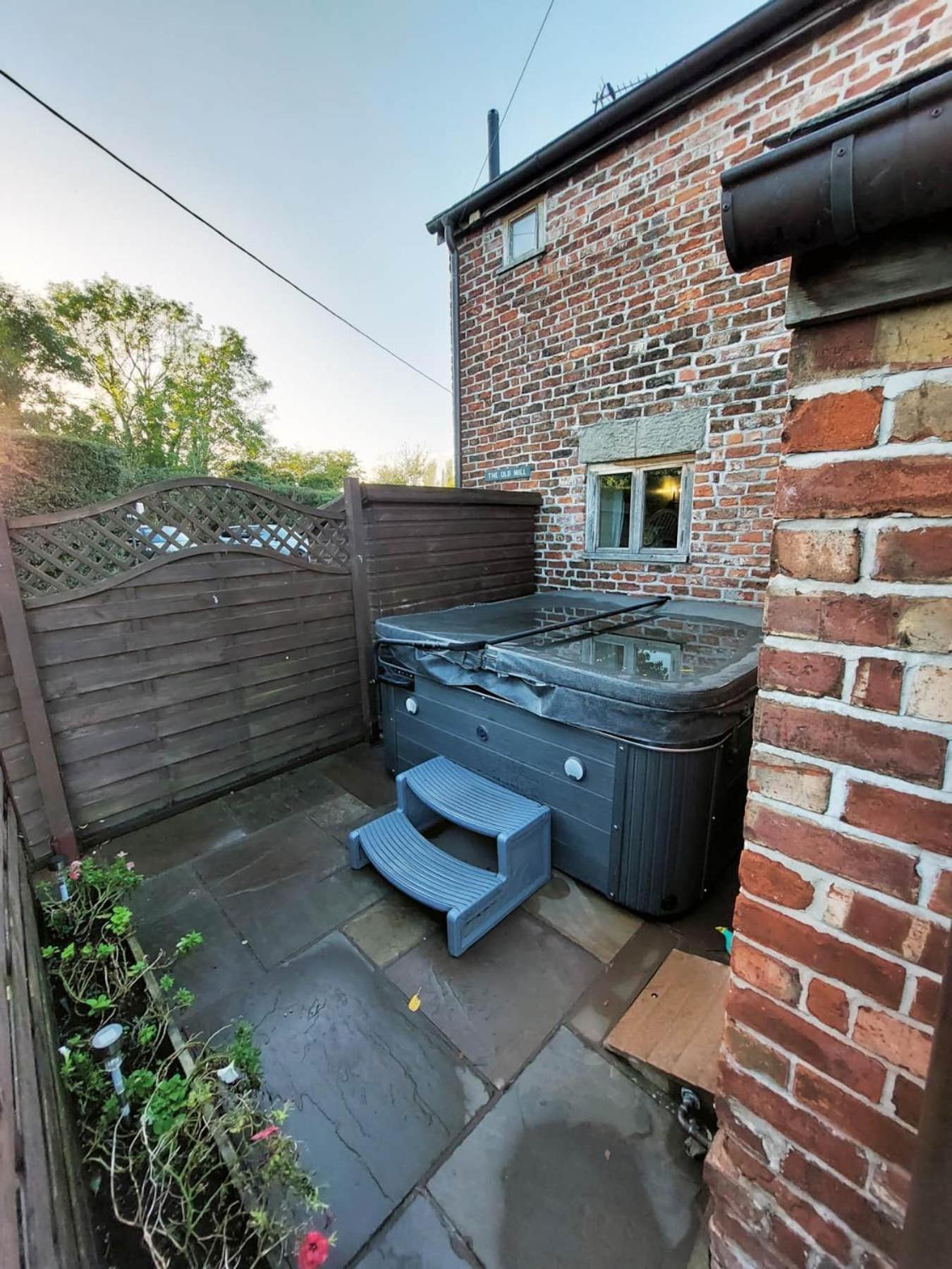 The Old Mill Barn With Hot Tub And Private Use Of Heated Pool Villa Wirral Exterior photo